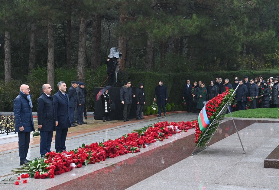 Elm və Təhsil Nazirliyinin kollektivi Ulu Öndərin məzarını ziyarət edib