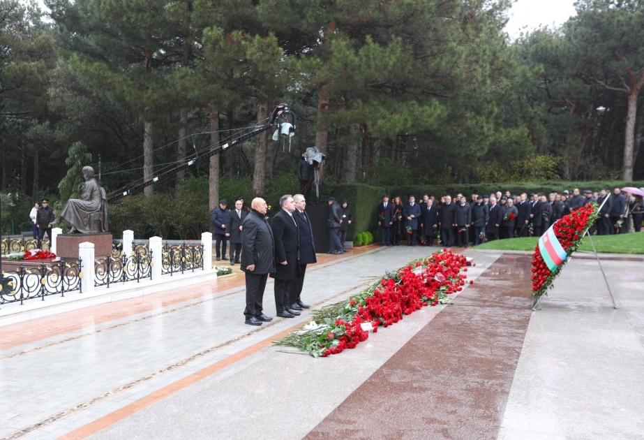 Müdafiə Sənayesi Nazirliyinin əməkdaşları Ümummilli Liderin əziz xatirəsini anıblar