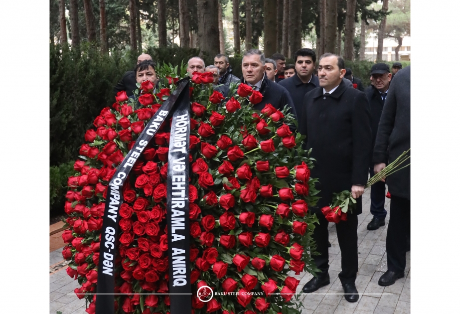“Baku Steel Company” QSC-nin kollektivi Ümummilli Lider Heydər Əliyevin məzarını ziyarət edib