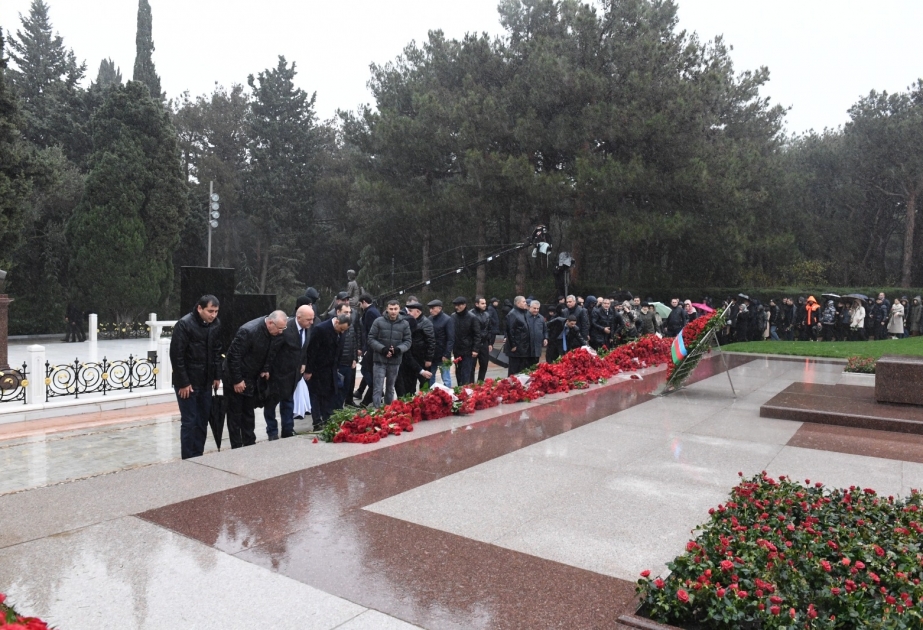 Dövlət Komitəsinin kollektivi Ümummilli Liderin məzarını ziyarət edib