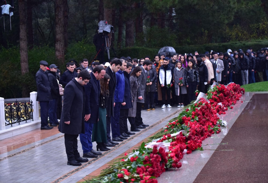Gənclər təşkilatları Ulu Öndər Heydər Əliyevin əziz xatirəsini böyük ehtiramla yad ediblər