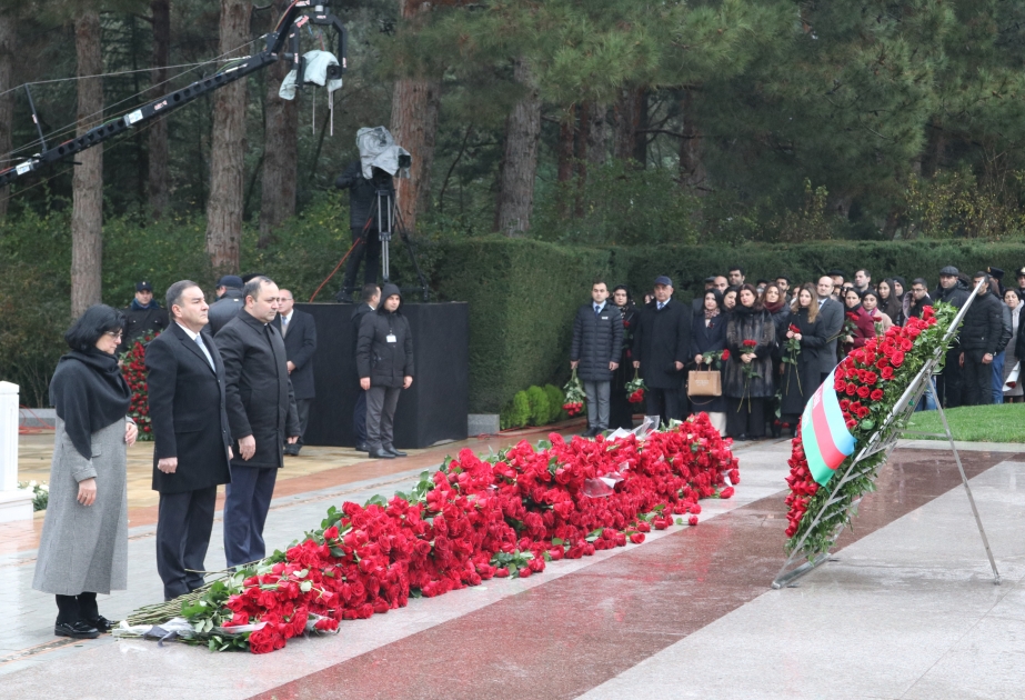 Ali Attestasiya Komissiyasının kollektivi Fəxri xiyabanda Ümummilli Liderin məzarını ziyarət edib