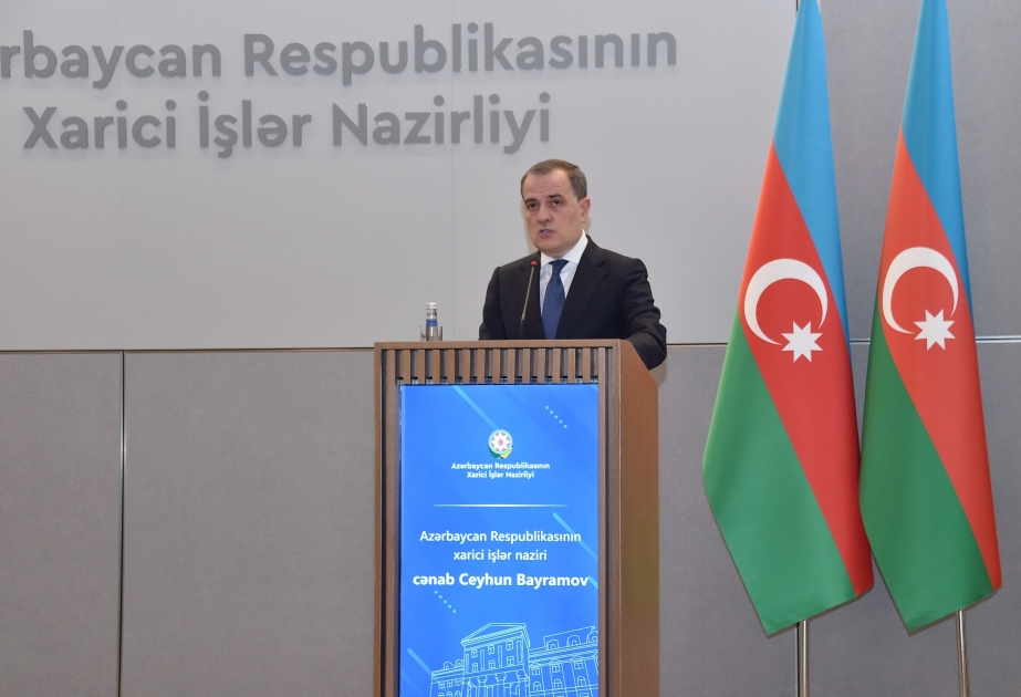 Außenminister Bayramov: Aserbaidschan formuliert seine Position zu Interpretationen des von Armenien erhaltenen Friedensabkommens