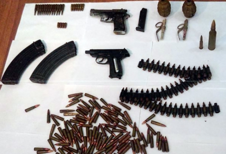 Polis əməkdaşları vətəndaşlardan 5 qumbara, 24 tüfəng təhvil götürüb