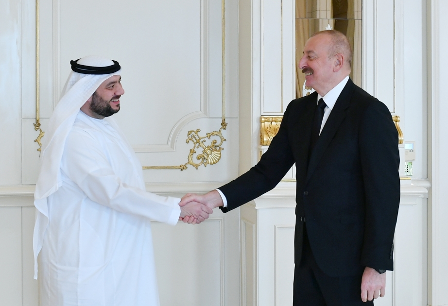 El Presidente Ilham Aliyev recibió al Ministro de Inversiones de los Emiratos Árabes Unidos