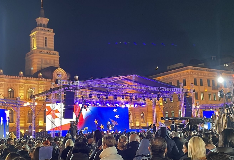 Aİ Şurasının Gürcüstana namizəd ölkə statusu verməsi münasibətilə Tbilisidə izdihamlı mitinq və konsert olub