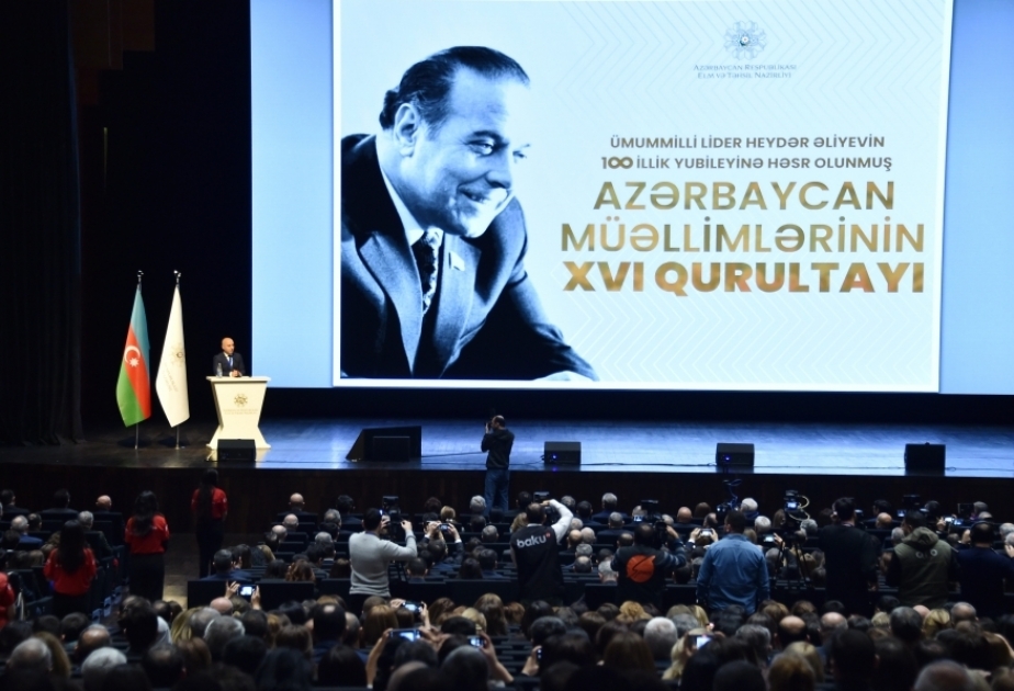 Azərbaycan müəllimlərinin XVI qurultayı davam edir