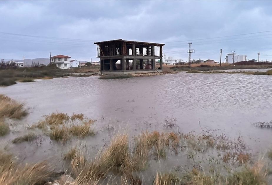 Çanaqqalanın Umurbey qəsəbəsi güclü yağış səbəbindən su altında qalıb