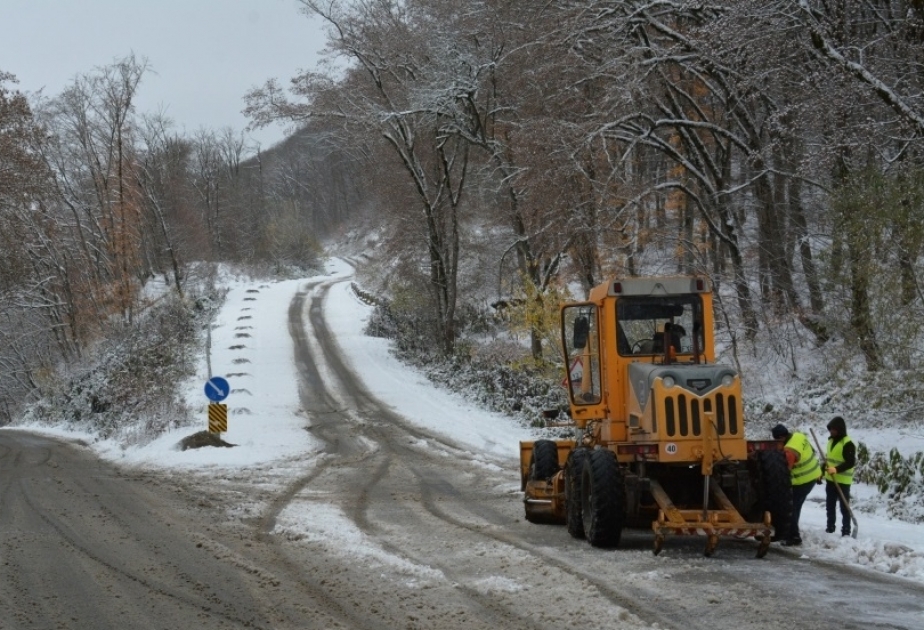 Quba və Qusarda yollar buz bağlayıb, avtomobillərin hərəkəti çətinləşib