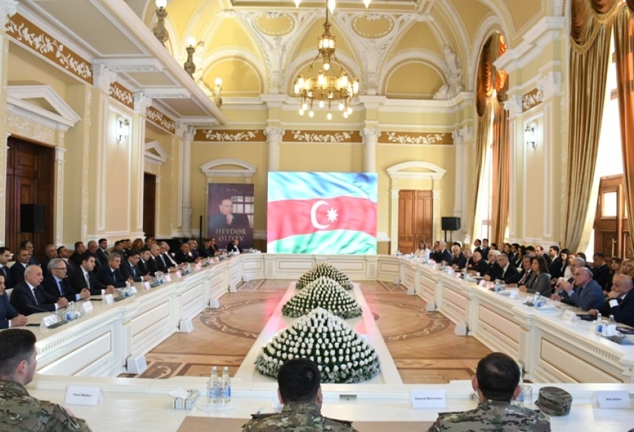 Bakı Şəhər İcra Hakimiyyətində “Heydər Əliyev” kitabının təqdimatı keçirilib