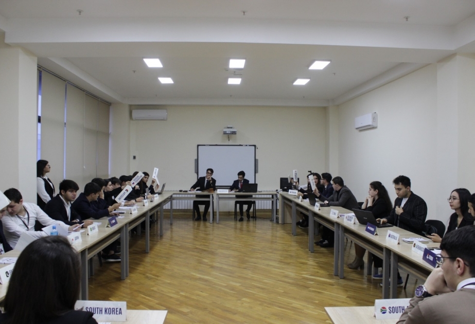 Müxtəlif ölkələri təmsil edən tələbələr diplomatik bacarıqlarını yoxladılar