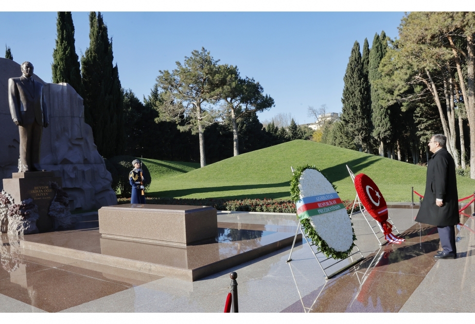 Turkish Vice President pays tribute to Great Leader Heydar Aliyev