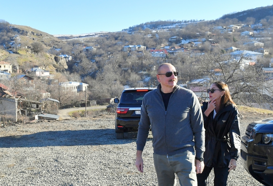 El Presidente de Azerbaiyán y la Primera Dama Mehriban Aliyeva recorrieron el territorio de la aldea Shushakand del distrito de Joyalí