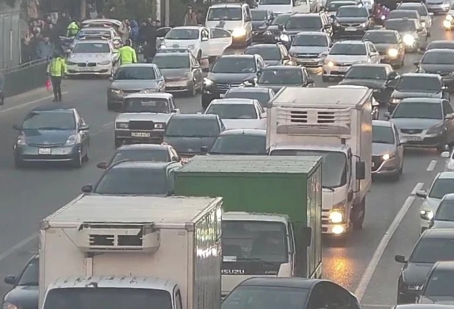 Bakının bəzi yollarında nəqliyyatın hərəkətində sıxlıq yaranıb