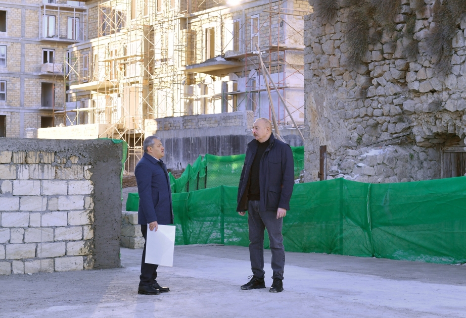 Präsident Ilham Aliyev inspiziert Baufortschritt des ersten Wohnkomplexes bestehend aus 23 Gebäuden in Schuscha VIDEO