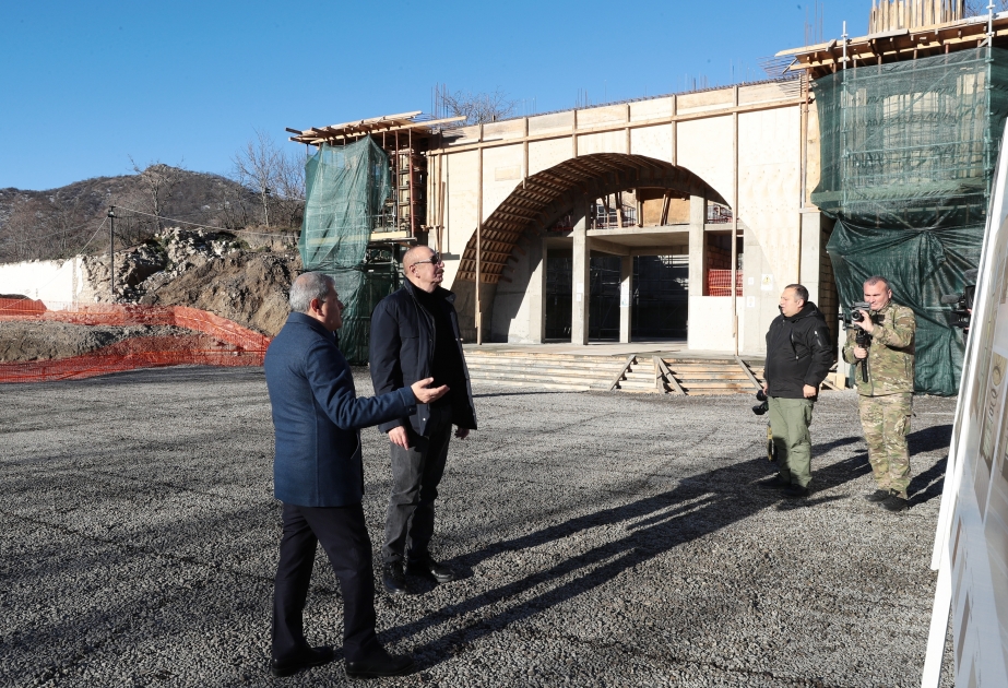 El Presidente de Azerbaiyán se familiariza con la construcción de una mezquita en la aldea de Dashalti