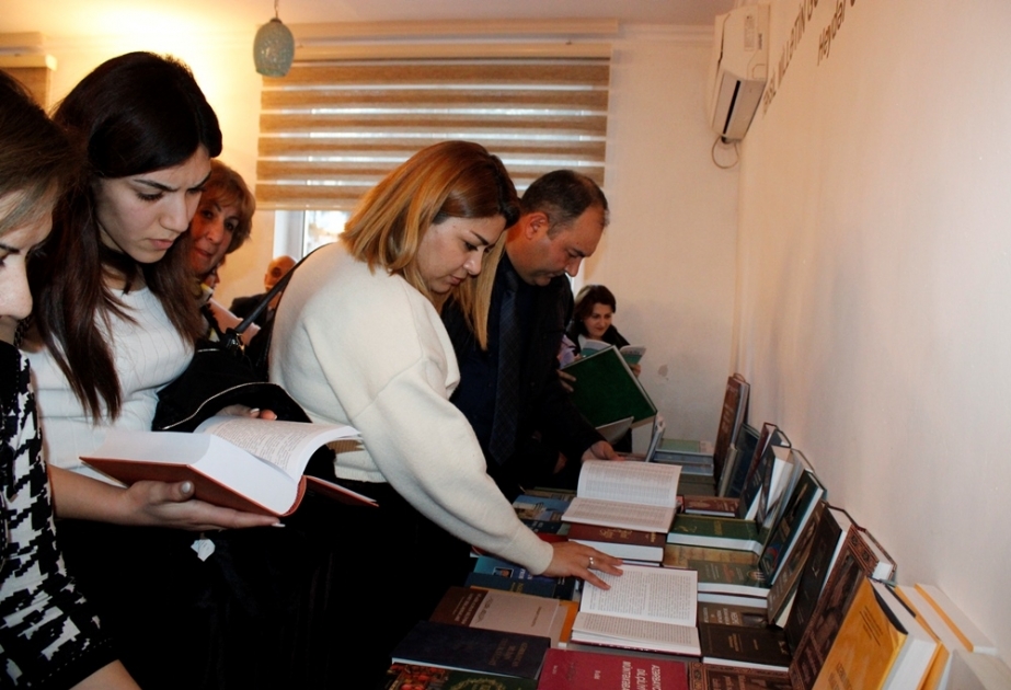 AMEA Dilçilik İnstitutu Mingəçevir Dövlət Universitetinə kitablar hədiyyə edib
