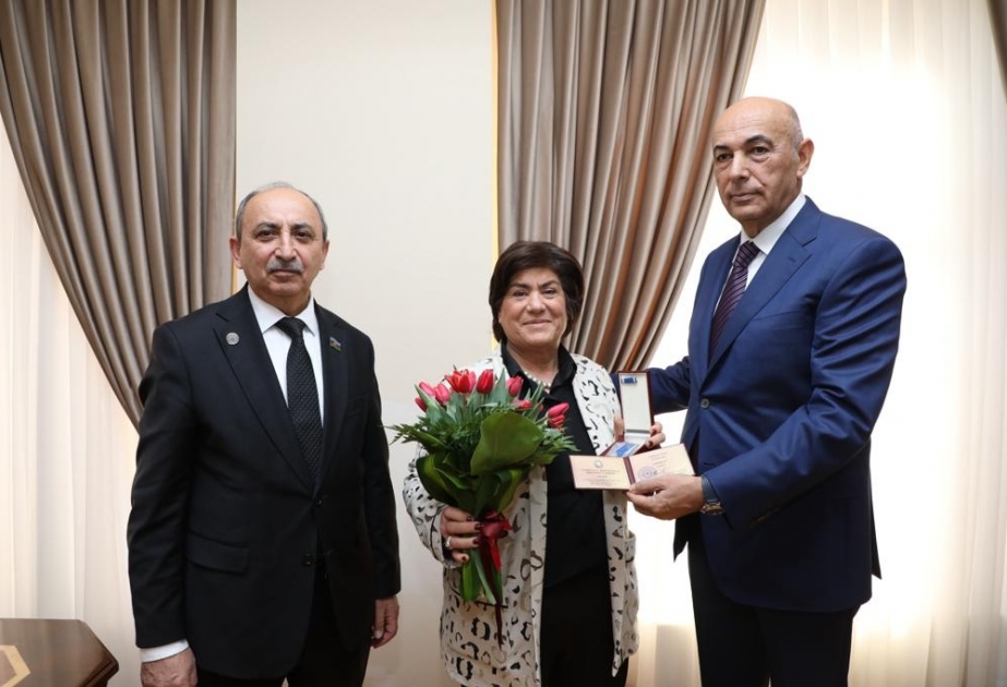 Əməkdar jurnalist Flora Xəlilovaya “Şöhrət” ordeni təqdim edilib