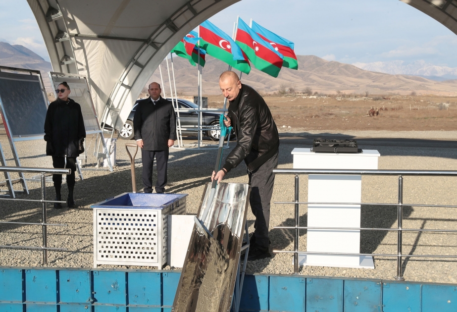 الرئيس إلهام علييف يضع حجر الأساس لمجمع سكني خامس في أغدام