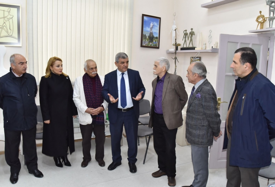 Komitə sədri Xalq rəssamını təbrik edib