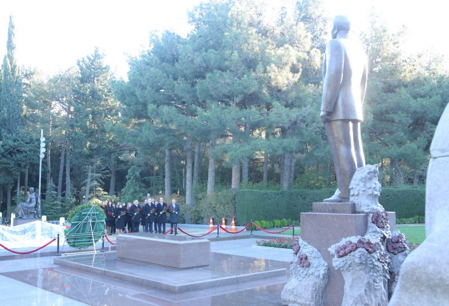 Dövlət Gömrük Komitəsi Tibbi Xidmət İdarəsinin rəhbərliyi və əməkdaşları Ümummilli Lider Heydər Əliyevin məzarını ziyarət ediblər