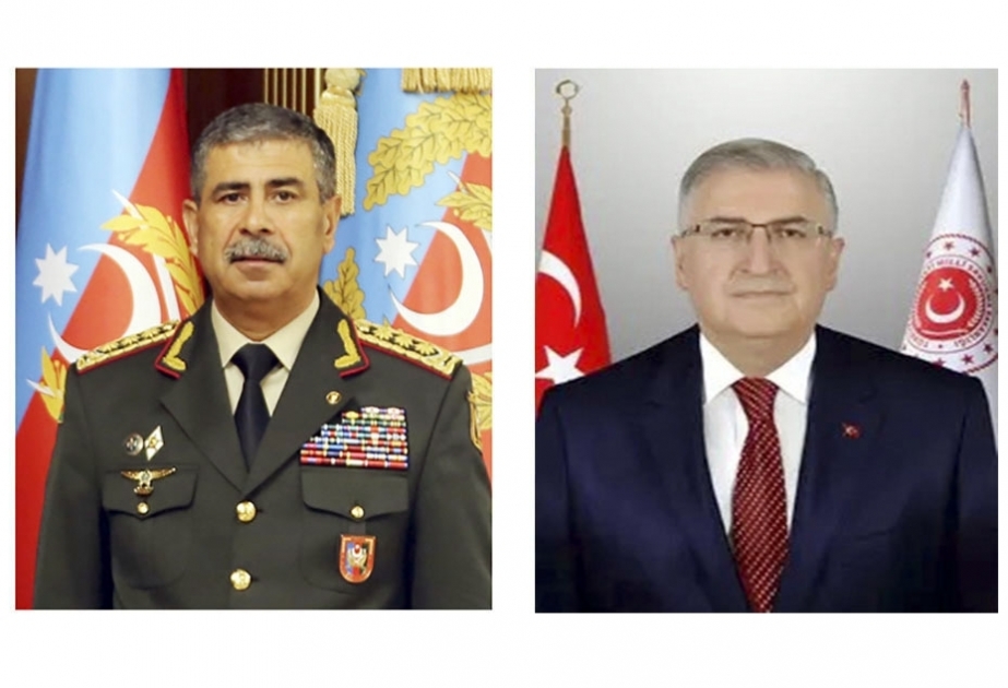 Los ministros de Defensa de Azerbaiyán y Türkiye mantienen una conversación telefónica