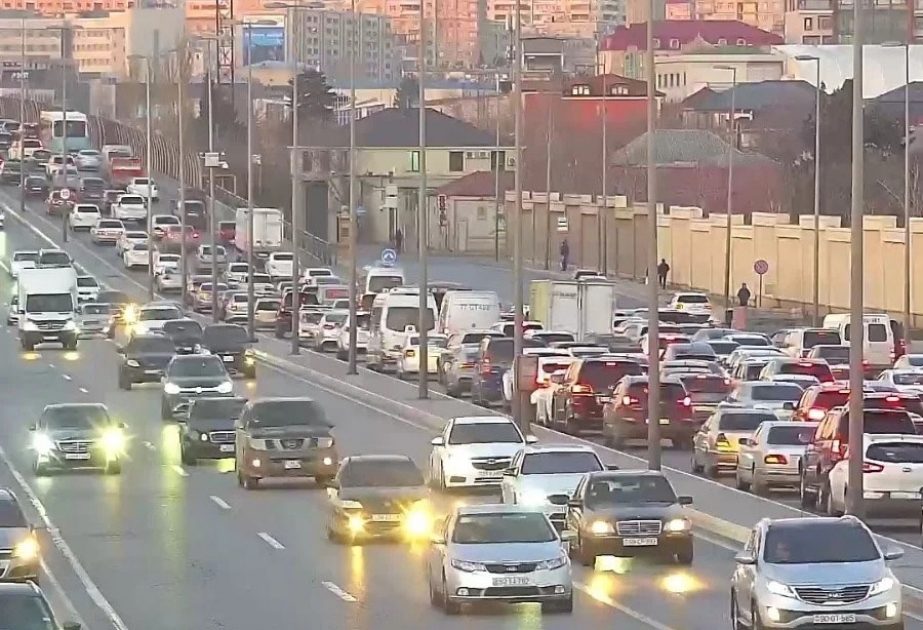 Bakının bəzi yollarında nəqliyyatın hərəkətində sıxlıq yaranıb  SİYAHI
