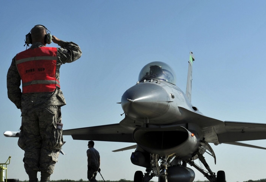 Britaniyada ilk ukraynalı pilotların F-16 təyyarələrində təlimi başa çatıb