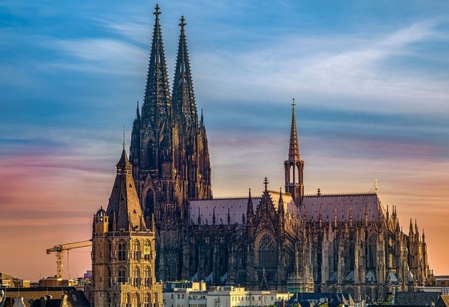 Köln kilsəsi potensial təhlükəyə görə turistlər üçün bağlanıb