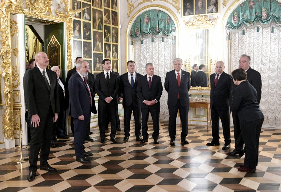 Sankt-Peterburqda “Böyük Peterhof Sarayı” ilə tanışlıq olub VİDEO