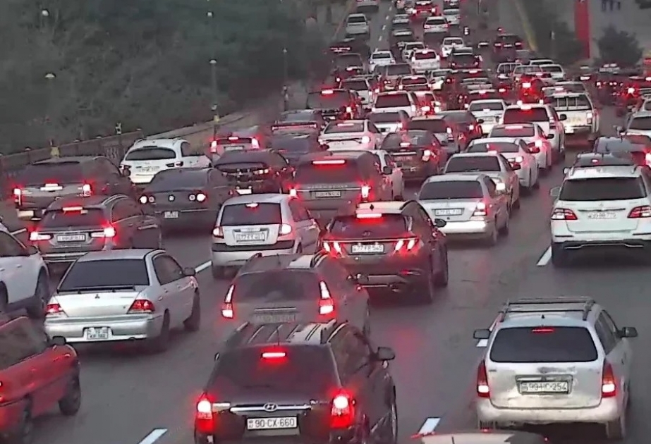 Bakının bəzi yollarında nəqliyyatın hərəkətində sıxlıq yaranıb  SİYAHI