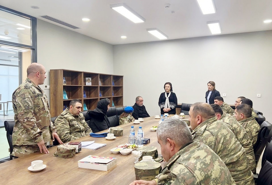 Hərbi qulluqçular şəhid ailələri ilə görüşüblər