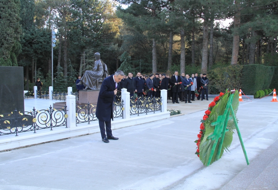 Vəkillər Kollegiyasının rəhbərliyi Fəxri xiyabanda Ulu Öndərin məzarını və Şəhidlər xiyabanını ziyarət edib