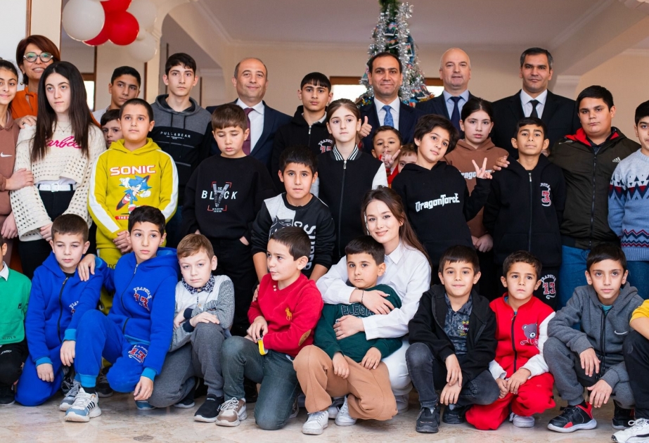 Naxçıvanda internat məktəbinin şagirdlərinə Yeni il hədiyyələri paylanılıb