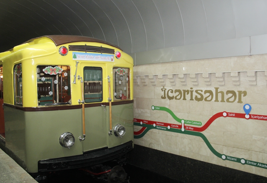 Metronun “İçərişəhər” stansiyasında retro vaqonlar nümayiş etdirilir