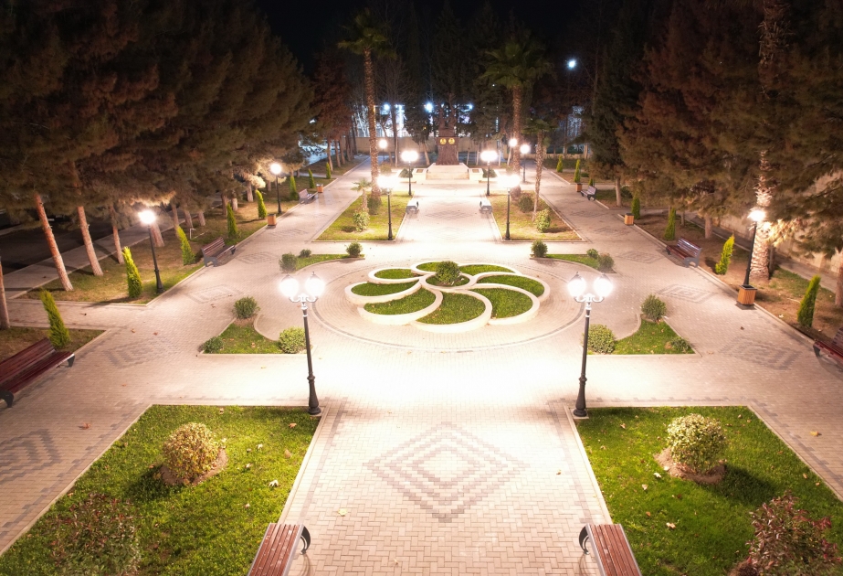 Yevlaxda abadlaşdırılan həyət, yeni salınan və təmir olunan iki park istifadəyə verilib