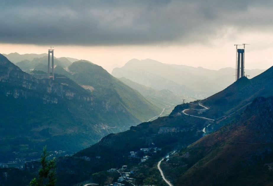 Höchste Brücke der Welt wird Mitte 2025 im Südwesten Chinas fertiggestellt