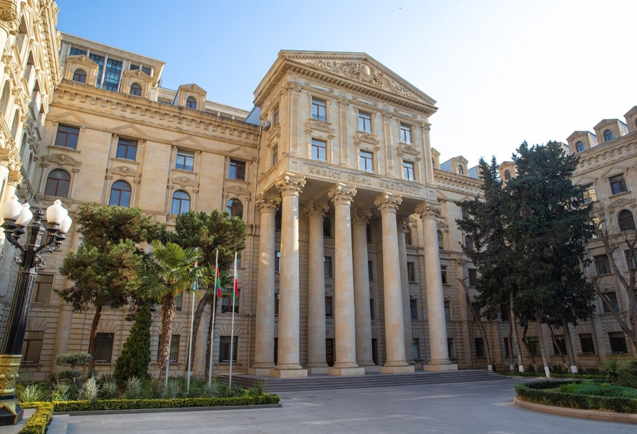 El canciller de Azerbaiyán se reúne con los funcionarios de la embajada declarados 