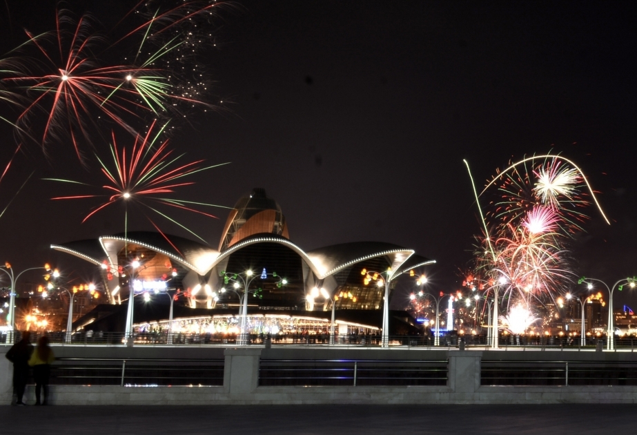 Baku welcomes New Year with grandiose fireworks