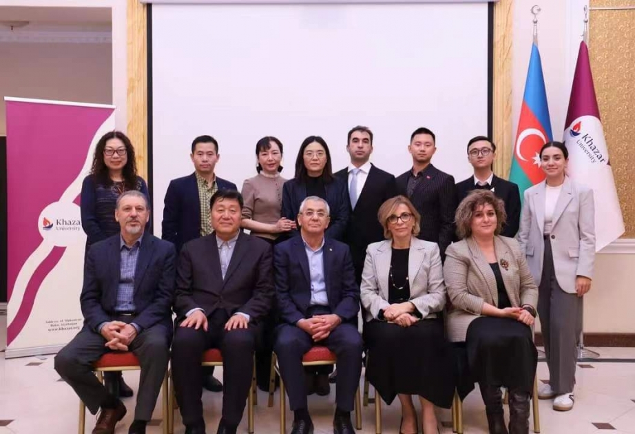 Xəzər Universitetinin Çin Tədqiqatları Mərkəzinə kitablar hədiyyə edilib