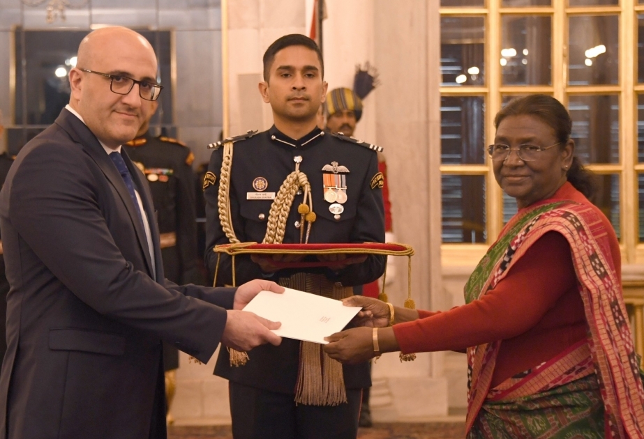El Embajador de Azerbaiyán presenta sus credenciales a la Presidenta de la India