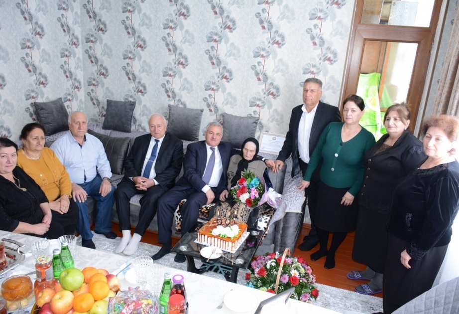 Yüz yaşlı şəhid anası doğum günündə ziyarət edilib
