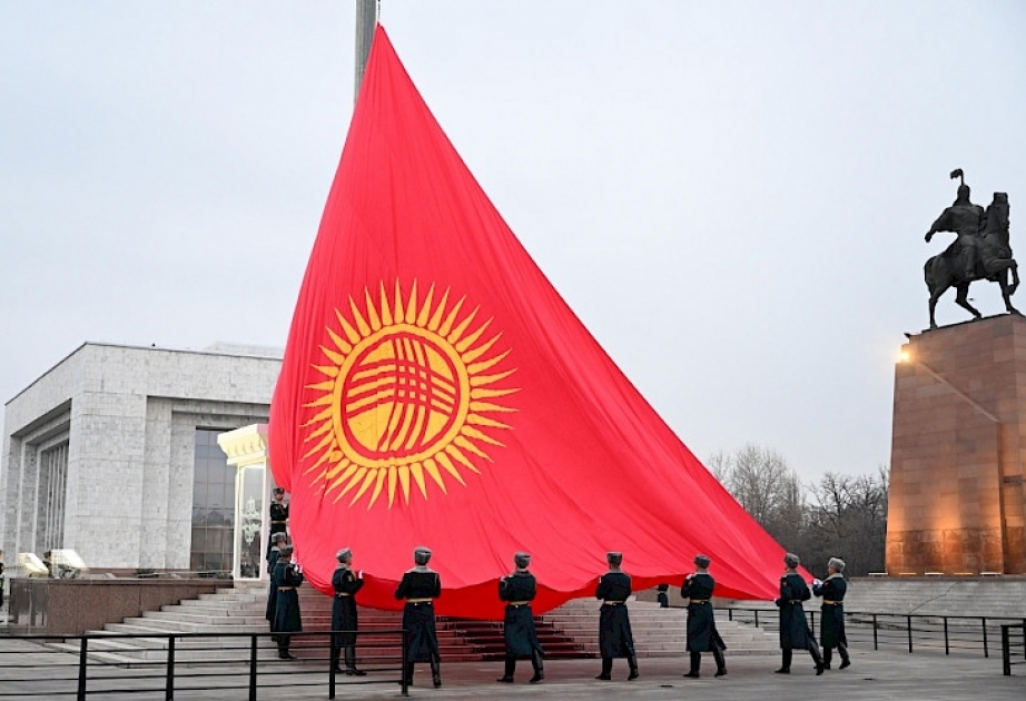 Bişkekin “Ala-Too” meydanında Qırğızıstanın yeni bayrağı ucaldılıb