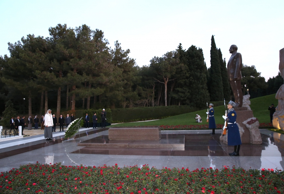 Presidente de los Emiratos Árabes Unidos visita la tumba del Gran Líder Heydar Aliyev
