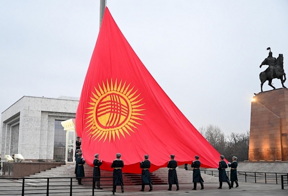 吉尔吉斯斯坦举行新版国旗升旗仪式