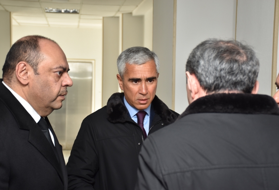 Помощник Президента Анар Алакбаров побывал на месте происшествия и навестил отравившихся дымом во время пожара в Республиканском перинатальном центре