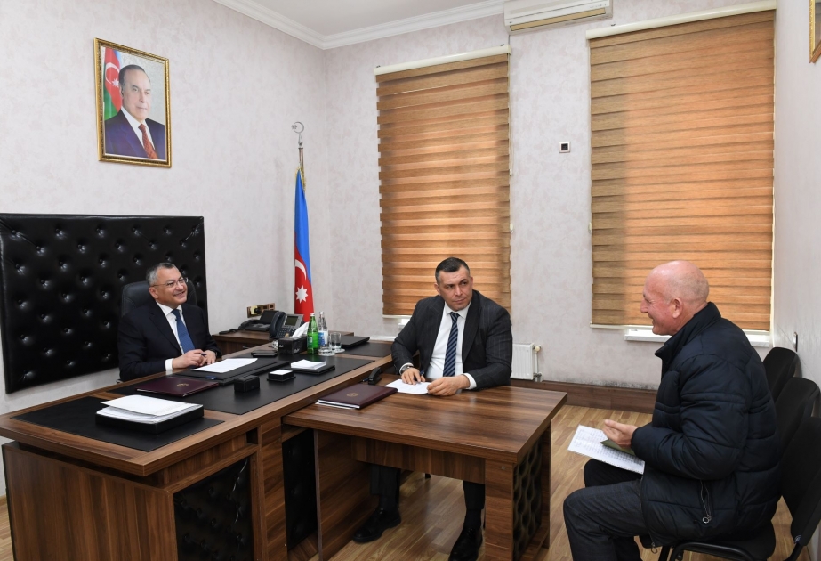 Dövlət komitəsinin sədri vətəndaşların müraciətlərini dinləyib