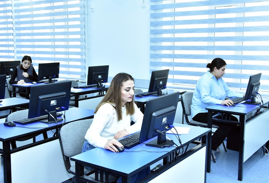 Tələbələr İTİ-nin Tədris-İnnovasiya Mərkəzində imtahan veriblər