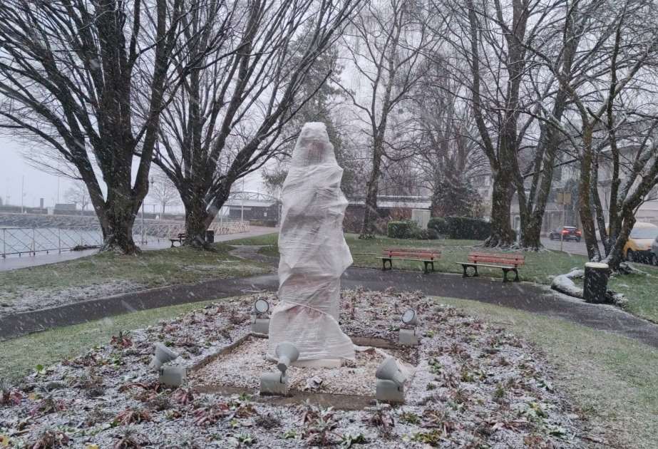Representante de la Alcaldía de Évian-les-Bains: «No tenemos intención de demoler el monumento a Jurshidbanu Nataván»