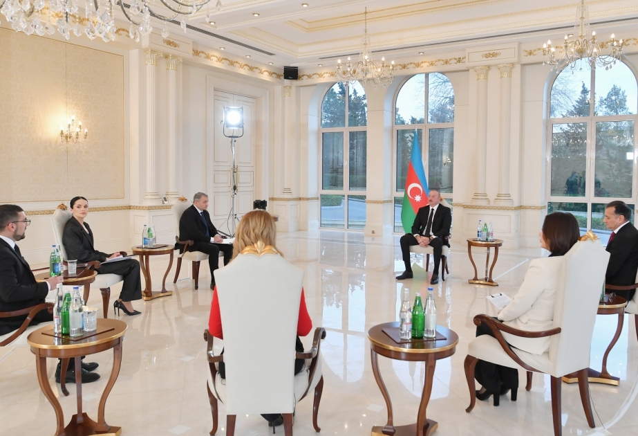 Le président Ilham Aliyev accorde une interview aux chaînes de télévision locales VIDEO